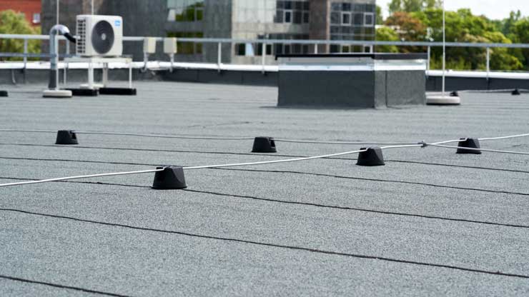 Flat roof protective covering with bitumen membrane for waterproofing